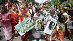 Murid-murid TK Sekolah Alternatif untuk Anak Jalanan (SAAJA) saat pawai sambil mengenakan pakaian adat di kawasan Kuningan, Jakarta, Kamis (21/4). Kegiatan ini dalam rangka memperingati Hari Kartini yang jatuh pada 21 April. (Liputan6.com/Faizal Fanani)