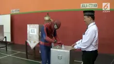 Sejumlah warga mengenakan pakaian superhero dan tokoh wayang untuk mencoblos di TPS setempat.