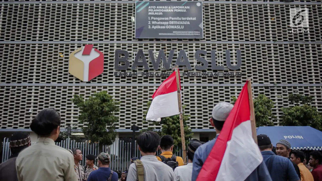 Relawan Cinta NKRI Bagikan Takjil untuk TNI - Polri