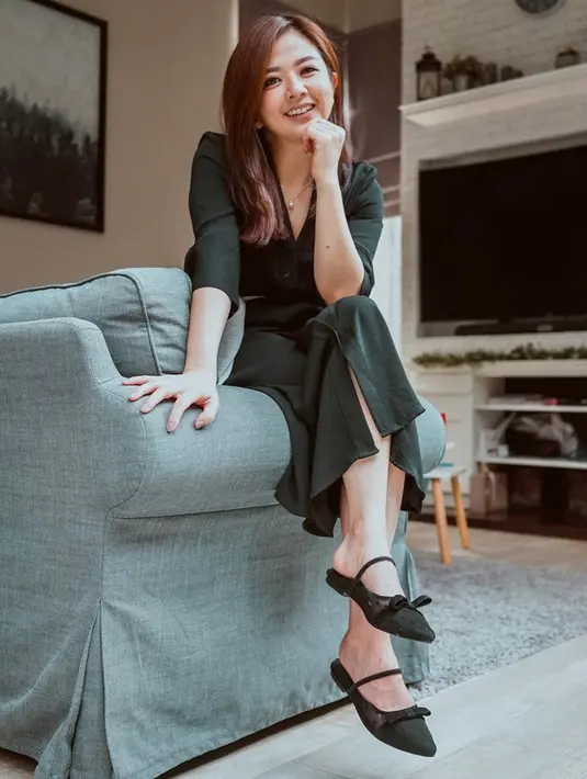 Istri Samuel Zylgwyn ini cukup seing mengunggah berbagai foto di akun Instagramnya, termasuk gaya penampilannya. Kali ini ia tampil dengan dress panjang warna hitam. Meski berwarna gelap, pesona cantik Franda kian terpancar. (Liputan6.com/IG/frandaaa87)
