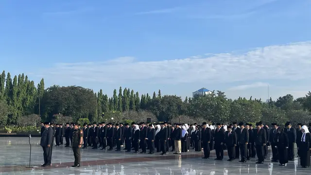 Wagub Jakarta Rano Karno Pimpin Tabur Bunga di TMP Kalibata