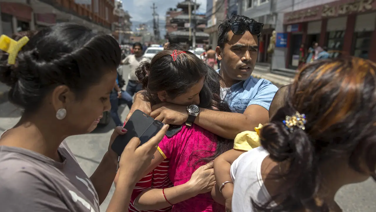 Kepanikan Warga Saat Gempa Susulan Kembali Hantam Nepal