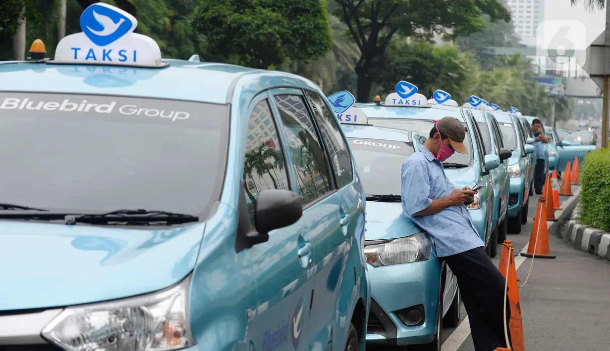 Pengemudi taksi menunggu penumpang di kawasan jalan Asia Afrika, Jakarta, Selasa (19/5/2020). Imbas pemberlakukan PSBB untuk memutus rantai penyebaran virus corona Covid-19 aktivitas masyarakat berkurang berdapak pada angkutan taksi sepi penumpang. (merdeka.com/Dwi Narwoko)
