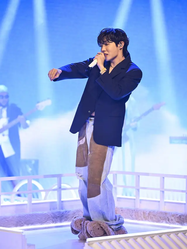 J-Hope BTS Tampil Swag di The Tonight Show dengan Koleksi Coach Fall 2025