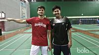 Pemain Ganda Putra Indonesia, Ricky Karanda dan Angga Pratama saat sesi latihan jelang All England di Pelatnas Cipayung, Kamis (2/3/2017). (Bola.com/Nicklas Hanoatubun)