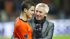 Winger Belanda Ibrahim Afellay (kiri) mendapat selamat dari pelatihnya Bert van Marwijk seusai laga lanjutan kualifikasi Euro 2012 lawan Swedia di Amsterdam, 12 Oktober 2010. Belanda unggul 4-1. AFP PHOTO / ANP / ROBERT VOS