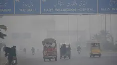 Sejumlah penglaju terlihat diselimuti kabut asap di Lahore, Pakistan timur, pada 10 November 2020. Kabut asap tebal menyelimuti banyak wilayah di Lahore pada Selasa (10/11). (Xinhua/Sajjad)