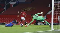 Aksi striker Manchester United, Marcus Rashford memperdaya kiper Brighton pada pertandingan Liga Inggris, Senin (05/04/2021) dini hari WIB. (AFP)