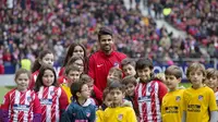 Striker Atletico Madrid, Diego Costa, foto bersama anak-anak saat diperkenalkan di Stadion Wanda Metropolitan, Madrid, Minggu (31/12/2017). Diego Costa resmi kembali berseragam Atletico Madrid setelah terdepak dari Chelsea. (AP/Paul White)