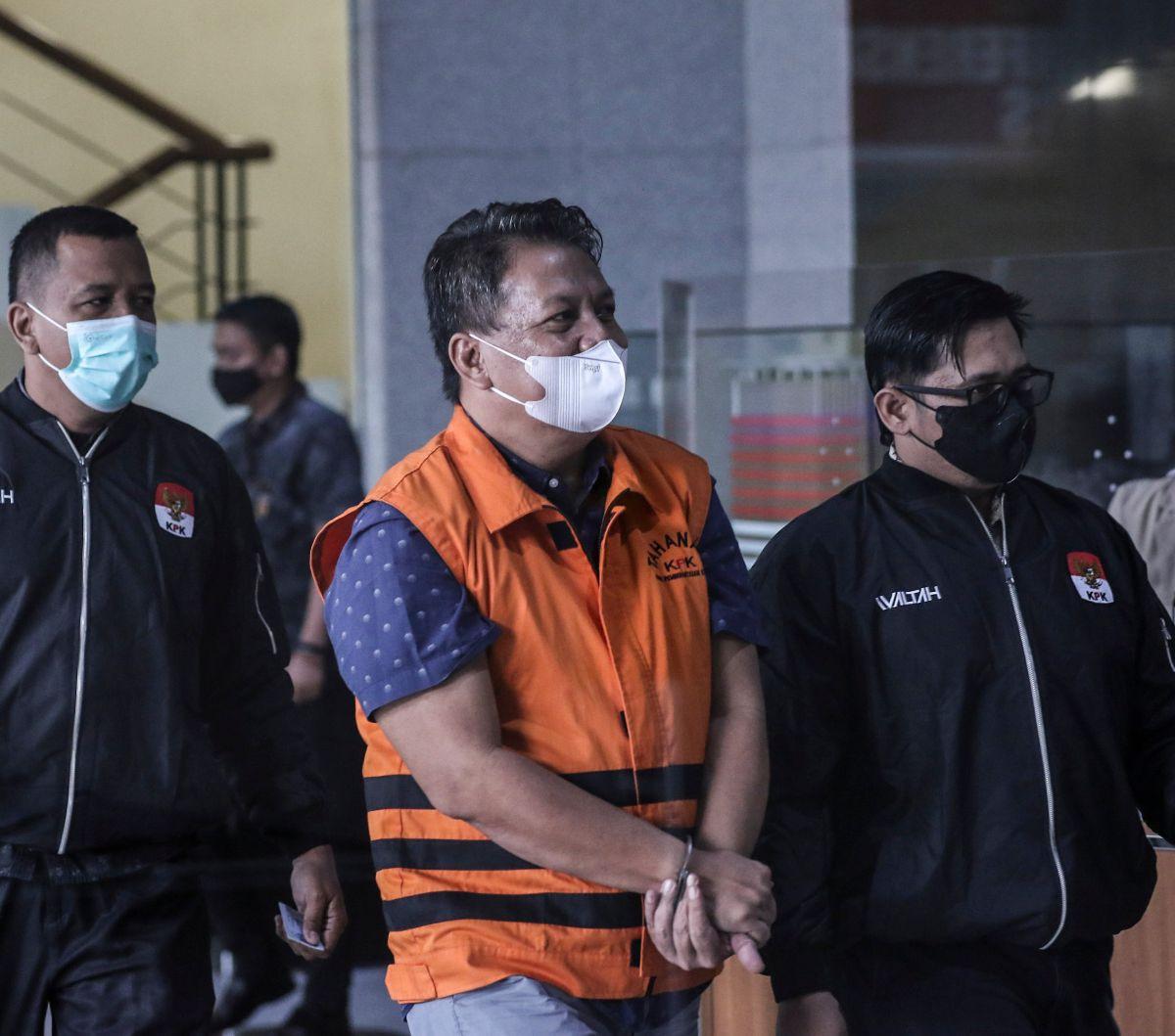 AKBP Bambang Kayun dinilai terbukti menerima uang dan satu unit mobil Toyota Fortuner dengan total sejumlah Rp57.126.300.000 dari Emylia Said dan Herwansyah, suami istri yang kini berstatus DPO Bareskrim Polri.<br>
