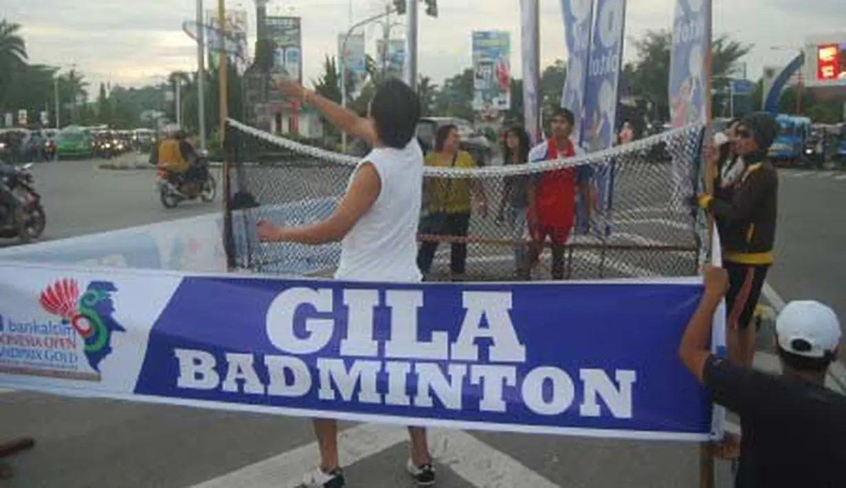 Dua orang bermain bulu tangkis dalam rangka promosi BanKaltim Indonesia Open (BIO) Grandprix Gold Badminton Championships, di Simpang Empat Mall Lembuswana Samarinda, Kaltim. (Antara)
