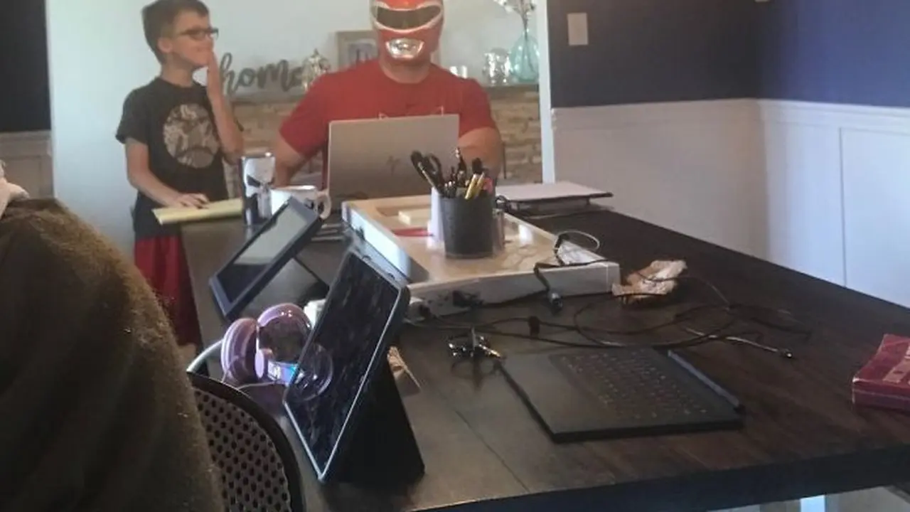 Kocak, Pria Ini Ganggu Istrinya Rapat Zoom Pakai Kostum Unik di Belakang
