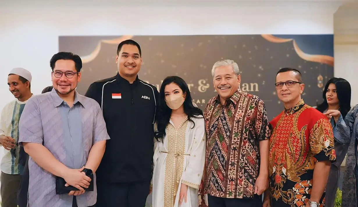 Sederhana tapi elegan, bisa tiru gaya istri Menteri Pemuda dan Olahraga Dito Ariotedjo, Niena Kirana dengan kaftan warna putih dengan aksen bordiran emas yang elegan. [@ditoariotedjo]