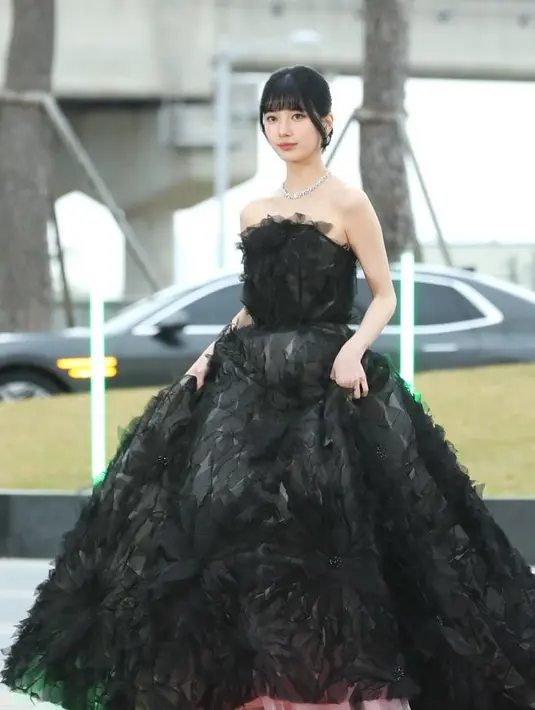 Dipercaya jadi MC, Bae Suzy tampil bagai black swan mengenakan strapless dress berwarna hitam. [Foto: twitter/suzycontents].