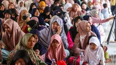 Terlihat sejumlah ibu dengan membawa anak saat menunggu waktu berbuka di Masjid Istiqlal. (Foto: Istimewa)