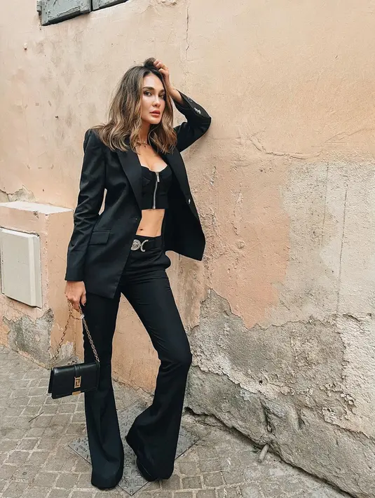 <p>Bila ingin tampil lebih berani, padukan blazer dan crop top, corset top, atau bralette. Gaya monochrome ala Luna Maya memberi kesan kuat nan elegan. [Instagram/lunamaya]</p>
