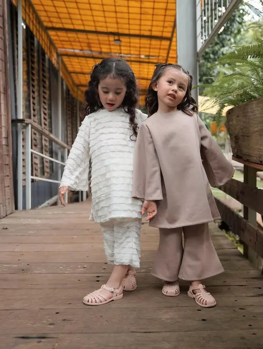 Sabine & Heem merilis koleksi set Raya untuk anak perempuan dengan warna netral. Meski hadir dalam warna monokrom, tekstur material yang digunakan sangat beragam. [Foto: @sabineandheem]
