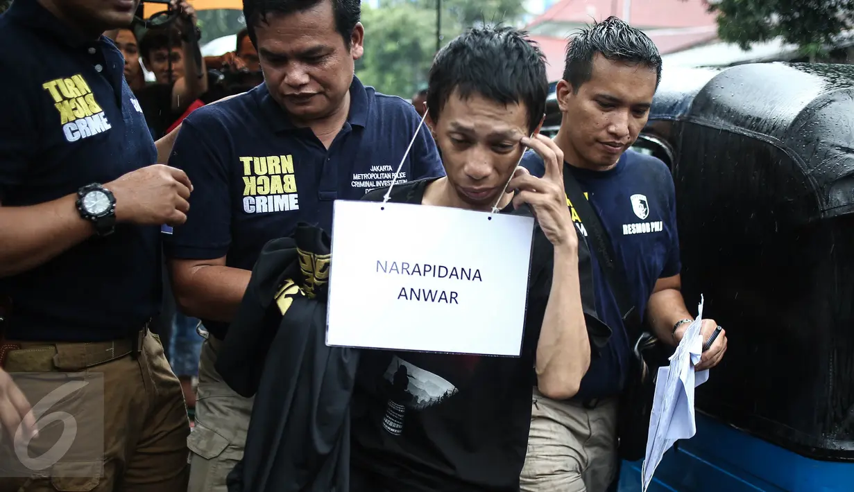 Narapidana kabur Anwar alias Rizal usai mengikuti rekontruksi kejadian di Rutan Salemba, Jakarta, (17/7). Proses rekonstruksi ini mendapat pengawalan ketat dari sejumlah anggota Subdit Resmob Ditreskrimum Polda Metro Jaya. (Liputan6.com/Faizal Fanani)
