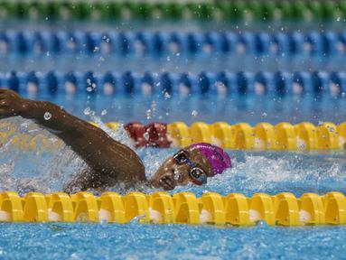 Perenang Indonesia, Syuci Indriani, beradu cepat saat tampil pada renang nomor 200 meter gaya bebas Asian Para Games di Stadion Aquatic Senayan, Jakarta, Minggu (7/10/2018). Syuci berhasil meraih medali perunggu. (Bola.com/Vitalis Yogi Trisna)