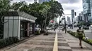Pejalan kaki melintas di depan Kios Jakpreneur di Jalan Jenderal Sudirman, Jakarta, Rabu (3/2/2021). Jakpreneur merupakan program pendampingan wirausaha yang dilakukan Pemprov DKI dengan pengembangan UMKM. (merdeka.com/Iqbal S. Nugroho)