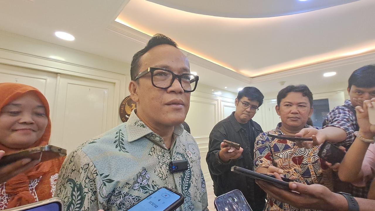 VIDEO: Wamenaker Ebenezer Marah 'Keramasi' Grab-Gojek Dkk Kisruh Pencairan BHR Ojol