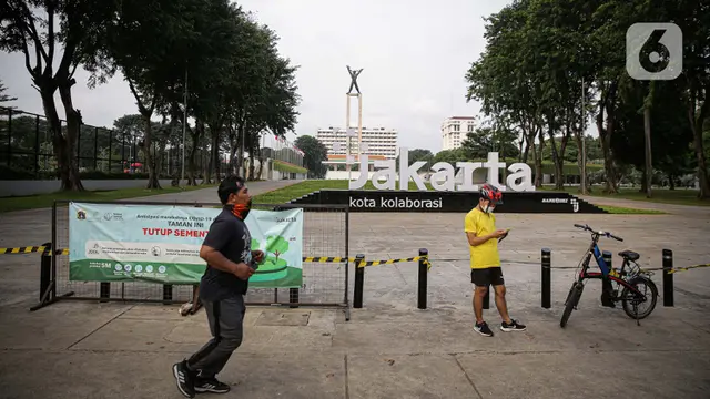 FOTO: Warga Manfaatkan Trotoar Lapangan Banteng untuk Berolahraga