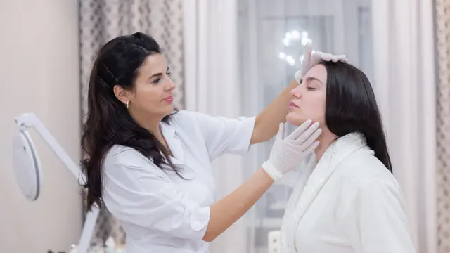 Konsultasi dengan dokter kulit