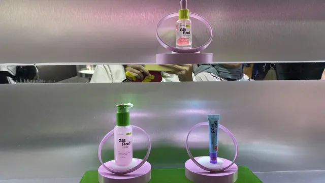 Tiga rangkaian Emina GloRad+ Series