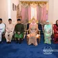 Akhirnya publik bisa melihat wajah istri Sultan Kelantan,&nbsp;Nur Diana Petra Abdullah (tengah). (dok. Facebook&nbsp;Unit Media Pejabat Sultan Kelantan/https://www.facebook.com/MEDIAPSKN/photos/pcb.3303599553293134/3303598076626615)