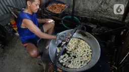 Pekerja memotong dan langsung menggoreng pisang untuk dijadikan keripik di Desa Cogreg, Parung Bogor, Jawa Barat, Kamis (3/9/2020). Keripik Pisang tersebut akan dikirim ke pasar dengan harga Rp 35 ribu untuk menambah pilihan oleh-oleh dari Kota Hujan. (merdeka.com/Dwi Narwoko)