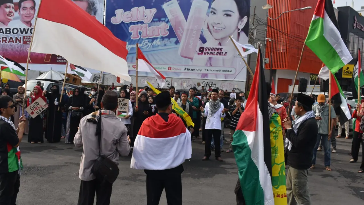 Massa aksi pendukung kemerdekaan Palestina di Tugu Adipura, Bandar Lampung.