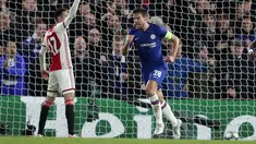 Bek Chelsea, Cesar Azpilicueta (kanan) berselebrasi usai mencetak gol ke gawang Ajax pada pertandingan lanjutan Grup H Liga Champions di Stamford Bridge, London (5/11/2019). Chelsea bermain imbang 4-4 atas Ajax. (AP Photo/Frank Augstein)