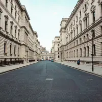 Pada area pejalan kaki kamu pasti pernah menemukan ubin dengan tekstur dan warna yang mencolok. Ubin tersebut bernama Guiding Block dan difungsikan untuk memudahkan navigasi para tunanetra. (Foto: Unsplash.com/Luca Herrmann)