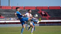 Duel bek Persib Bandung, Nick Kuippers, dan striker Persija Jakarta, Marko Simic, dalam duel pekan ke-25 Shopee Liga 1 2019 di Stadion Kapten I Wayan Dipta, Gianyar, Senin (28/10/2019). Persib menang 2-0 atas Persija dalam laga ini. (Media Persija)