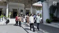 Presiden Joko Widodo bersama Sri Sultan Hamengkubuwono X berjalan di Keraton Yogyakarta, Jumat (28/9). Jokowi dan rombongan tiba di keraton sekira pukul 08.15 WIB. (Liputan6.com/HO/Biropers)