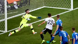 Pemain Jerman, Mario Gomez, saat mencetak gol ke gawang Slovakia pada laga 16 besar Piala Eropa 2016 di Stade Pierre Mauroy, Lille, Minggu (26/6/2016) malam WIB. (EPA/Rolex Dela Pena)