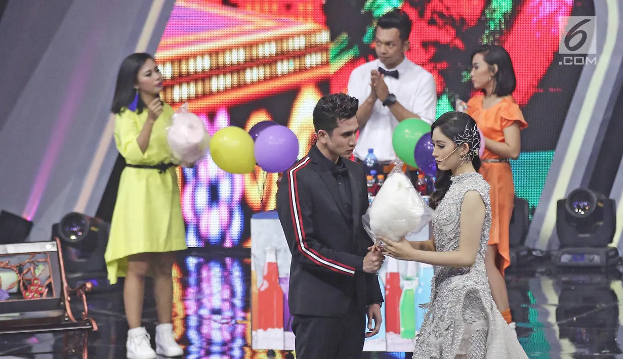 Verrel Bramasta dan Natasha Wilona beradu akting dalam drama musikal Siapa Takut Jatuh Cinta di  Jakarta, Rabu (29/11). Selain drama musikal, SCTV Awards 2017 juga dimeriahkan puluhan musisi papan atas Indonesia. (Liputan6.com/Herman Zakharia)