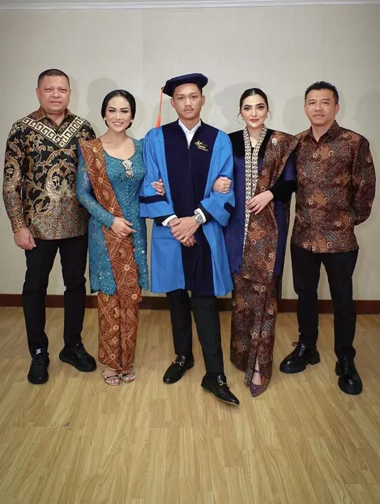 Wajah Krisdayanti pun dipulas dengan glam look bernuansa nude yang jadi andalannya. [@ashanty_ash]