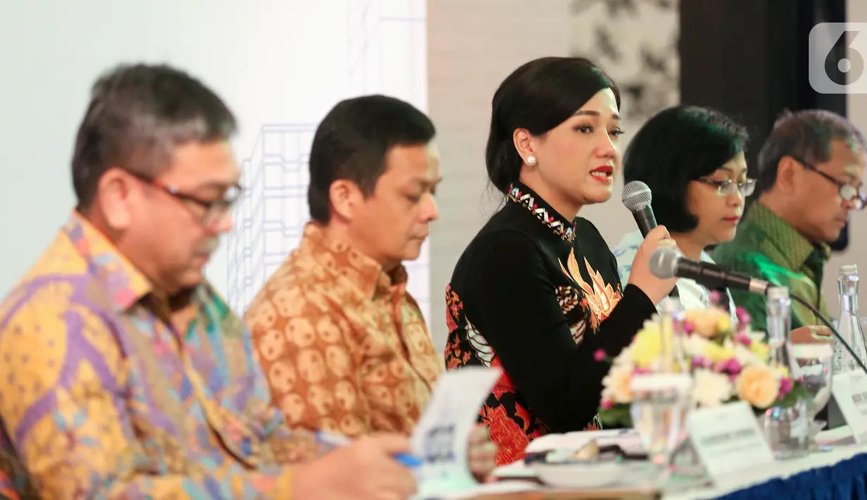 Dirut PT Danareksa Sekuritas (DS) Friderica Widyasari didampingi jajaran direksi memberi keterangan pers mengenai kinerja perusahaan dan perkenalan manajemen baru di Jakarta, Senin (2/3/2020). BRI mengakuisisi 67% DS pada akhir 2018 sebesar 67%. (Liputan6.com/Fery Pradolo)