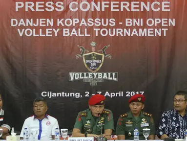 Wakil Ketua Panitia yakni Wakil Komandan Grup-3 Kopassus Letnal Kolonel Inf Ahmad Fikri Musmar menyampaikan keterangan terkait kegiatan Danjen Kopassus - BNI Open Volley Ball Tournament, Jakarta Timur, Jumat (31/3). (Liputan6.com/Immanuel Antonius)