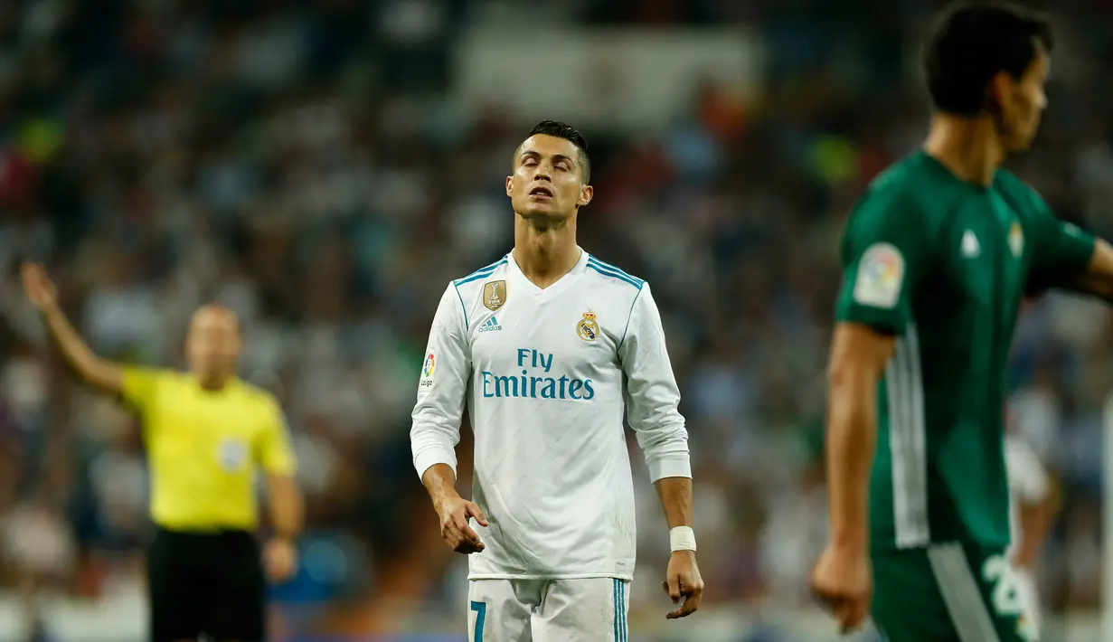 Penyerang Real Madrid, Cristiano Ronaldo menutup matanya disela laga pekan lima La Liga melawan Real Betis di Santiago Bernabeu, Rabu (20/9). Real Madrid menyerah di tangan Real Betis 0-1. (AP Photo/Francisco Seco)