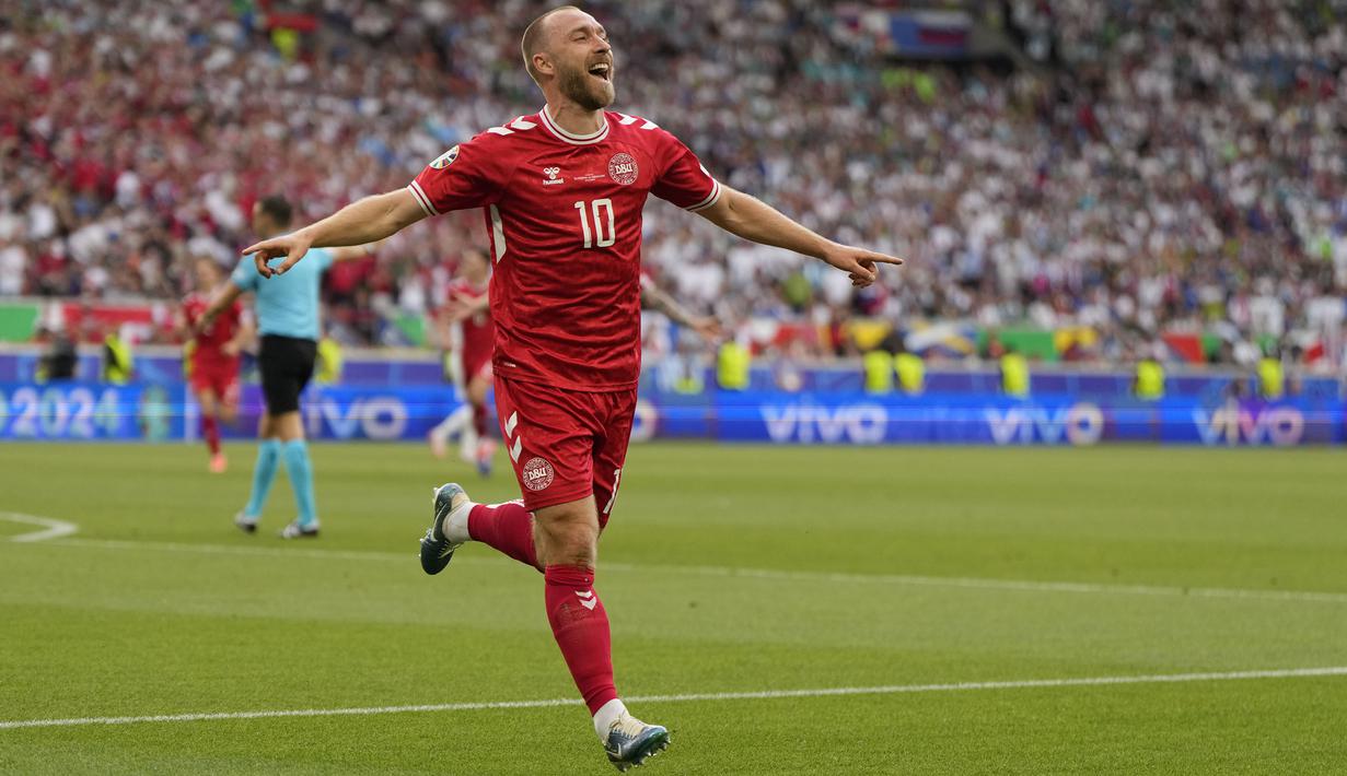 Christian Eriksen baru saja menahbiskan menjadi pemain tertua Denmark yang mampu mencetak gol di ajang Euro. Pada usia 32 tahun, 4 bulan dan 2 hari ia mampu mencetak satu gol saat bermain imbang 1-1 dengan Slovenia pada laga pembuka Grup C Euro 2024 (16/6/2024). Ia total telah membela Timnas Denmark dalam 3 edisi Euro, yaitu 2012, 2020 dan 2024 dengan mencatat total 5 penampilan dengan torehan 1 gol. (AP Photo/Matthias Schrader)