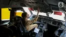 Personel militer Prancis berada di dalam kokpit pesawat Airbus A400M Atlas di Apron Selatan Pangkalan Udara Halim Perdanakusuma, Jakarta, Rabu (24/7/2024). (Liputan6.com/Herman Zakharia)