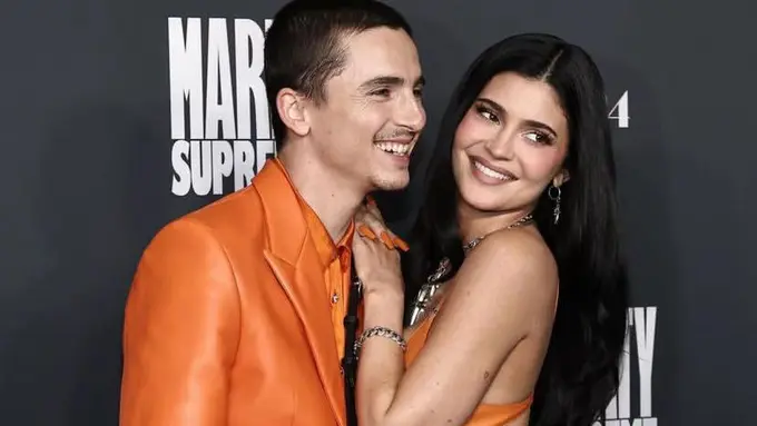 Tepis Rumor Putus, Kylie Jenner & Timothée Chalamet Tampil Kompak Serba Oranye di Red Carpet ‘Marty Supreme’