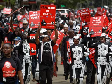 Aktivis lingkungan berdemonstrasi menentang rencana pemerintah untuk menambang batu bara dan membuka PLTU, Nairobi, Kenya, Selasa (5/6). Proyek tersebut kerja sama antara pemerintah Kenya dan China. (AP Photo/Ben Curtis)