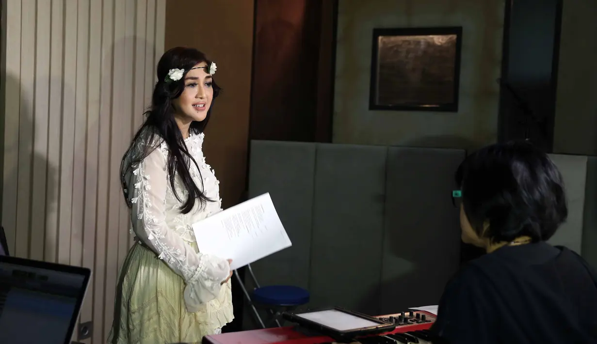 Sewaktu kecil, lantaran suka bermain di laut, membuat kulitnya hitam. Setelah beranjak besar, ia baru mulai memperhatikan penampilannya. Mitha banyak belajar kecantikan dari ibudanya serta kakaknya. (Nurwahyunan/Bintang.com)