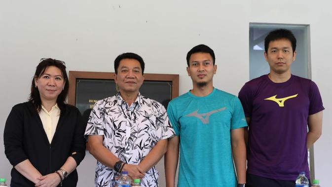 Kepala Bidang Pembinaan dan Prestasi PBSI, Susy Susanti (kiri) dan Chief de Mission Indonesia, Achmad Budiharto bersama ganda putra Hendra Setiawan/Mohammad Ahsan dalam jumpa pers jelang All England 2020, Kamis (5/3). (PBSI)