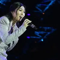 Nama Isyana Sarasvati merupakan salah satu penyanyi yang turut hadir di konser tunggal Rossa. Namun penampilan Isyana malam itu kabarnya berhasil membuat Rossa merasa minder, lantaran begitu memukau. (Bambang E.Ros/Bintang.com)