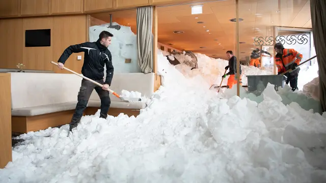 Longsor Salju Terjang Hotel di Swiss
