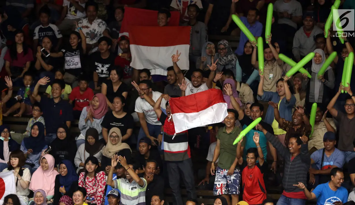 Suporter Timnas voli putra Indonesia membentangkan bendera saat  menyaksikan laga Indonesia melawan Jepang di Semifinal Kejuaraan Voli Asia 2017 di GOR Tri Dharma, Gresik, Senin (31/7). Indonesia kalah 3-0. (Liputan6.com/Helmi Fithriansyah)